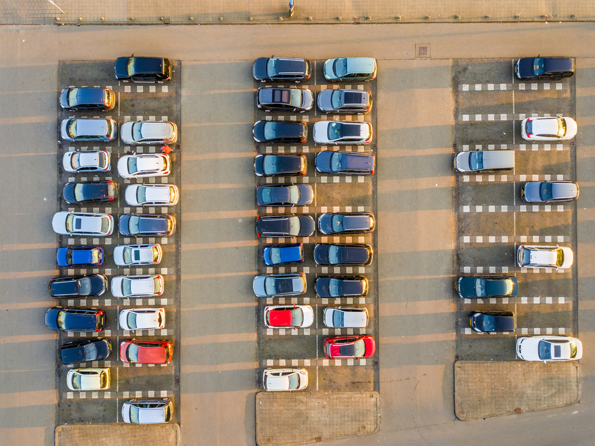 coches en el estacionamiento