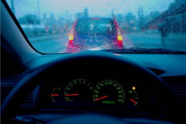Buceo en coche bajo la lluvia