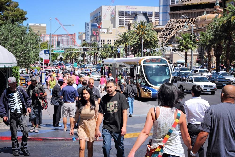 ¿Los peatones tienen el derecho de paso? Imagen de peatones en Las Vegas, Nevada.