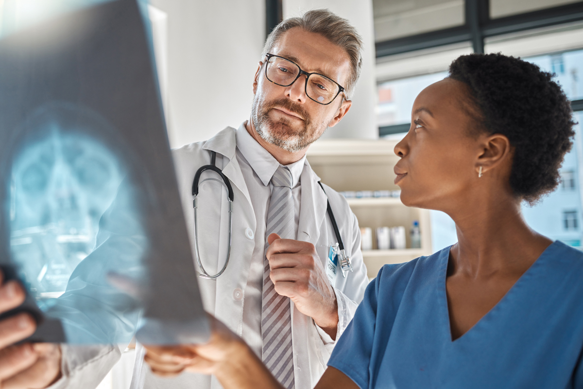 doctores mirando una radiografía del cerebro